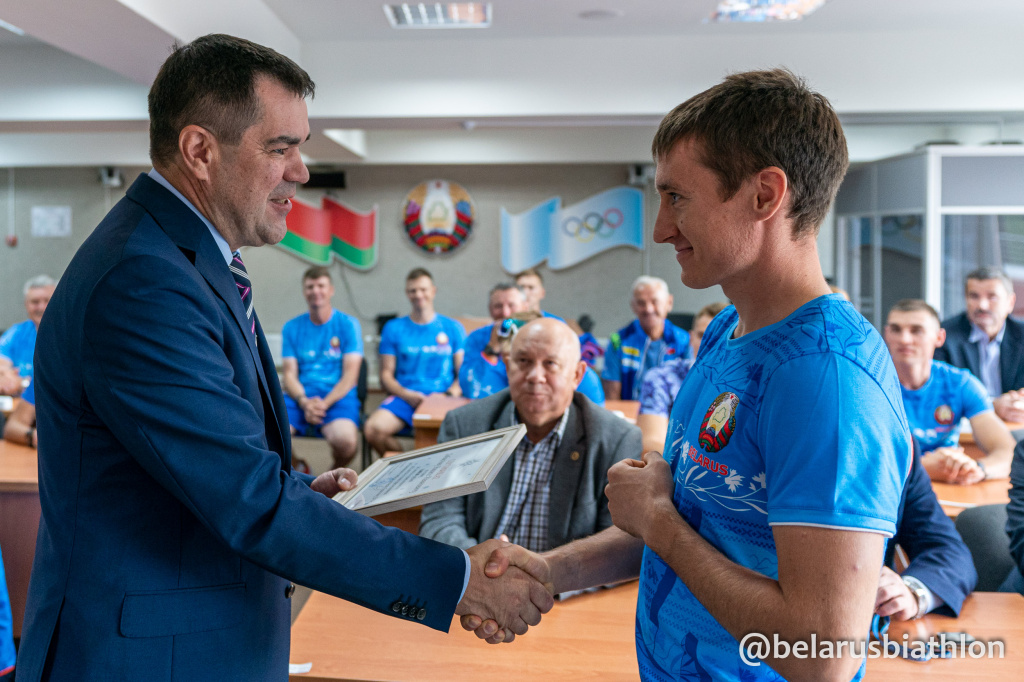 Валерий Вакульчик вручает денежный сертификат Никите Лобастову