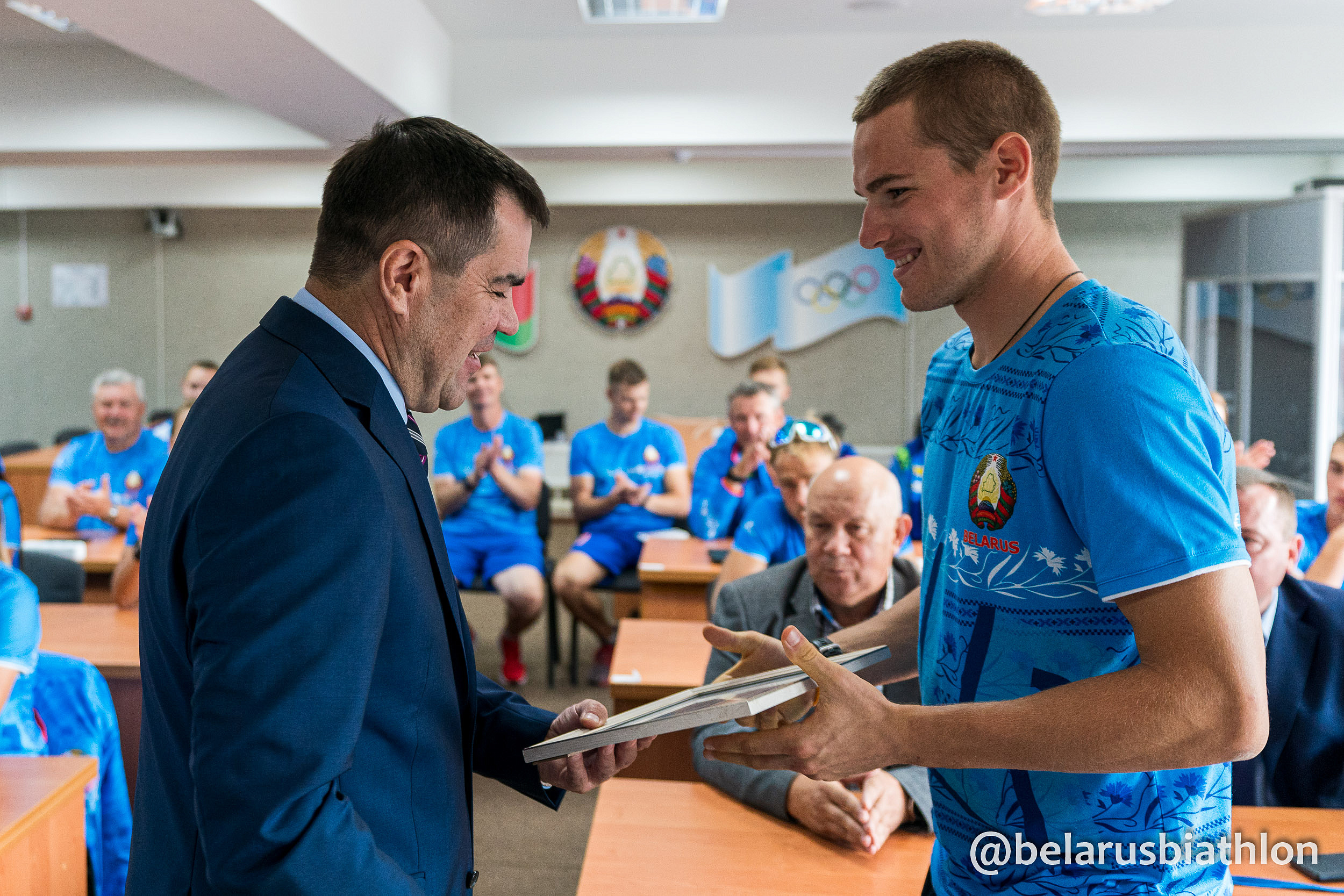Валерий Вакульчик вручает денежный сертификат Дмитрию Лазовскому